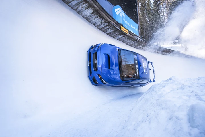 Una Subaru WRX STI sulla pista da bob [Video]