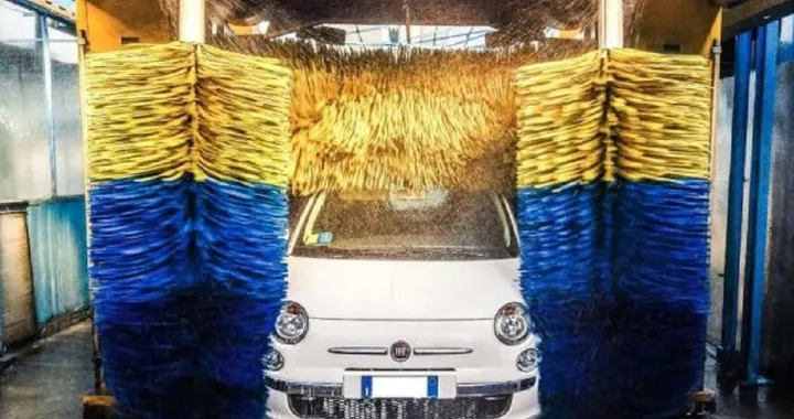 Si può lavare l'auto in zona rossa? Ecco regole e sanzioni