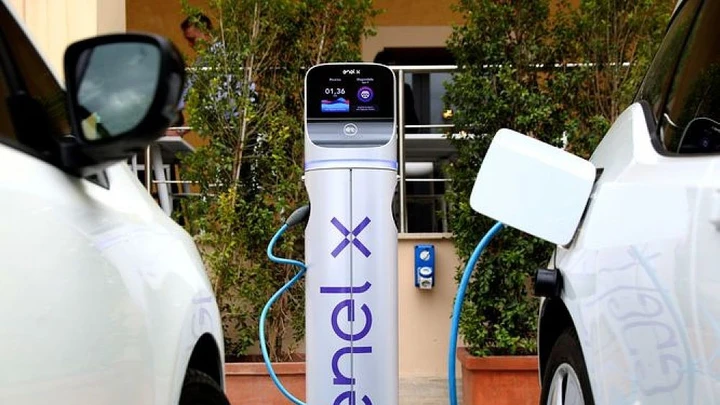 Enel X: aumento delle tariffe a consumo per le colonnine di ricarica