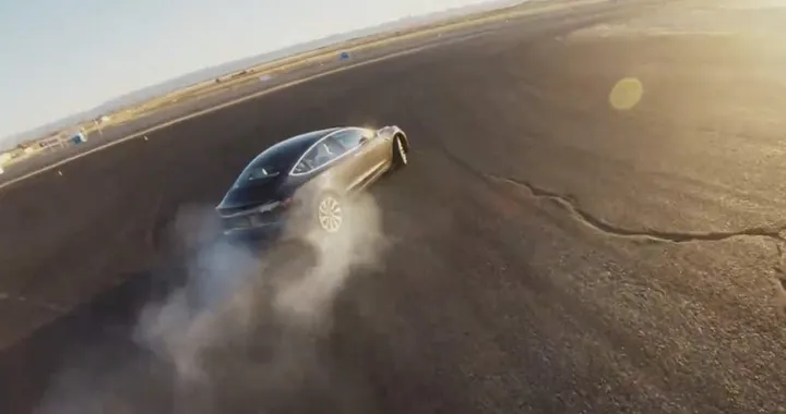 Auto elettriche: Tesla annuncia il Track Mode