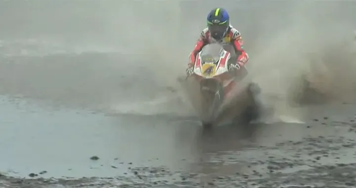 Quando un "dritto" in pista diventa una... gara di enduro! [Video]