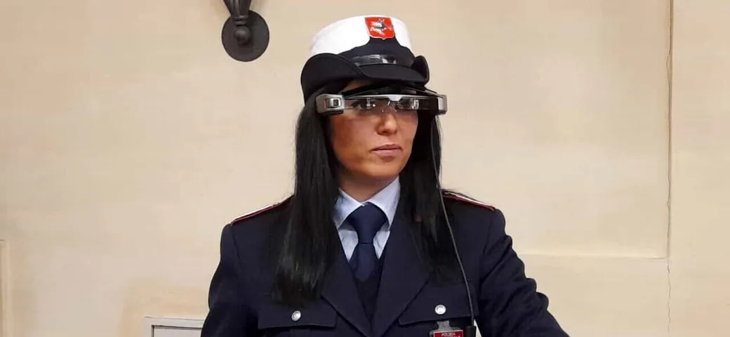 Vigili urbani con gli occhiali smart: in arrivo le cyber-multe