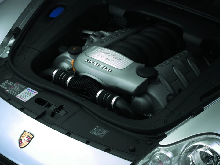 Smonta il motore di una Porsche e non sa più rimontarlo: l'errore costa 40.000 euro