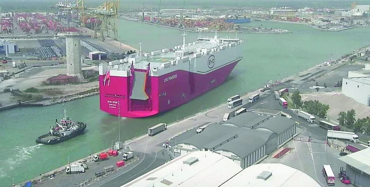 Il gigante dei mari porta 2.350 auto cinesi in Italia: maxi sbarco a Livorno