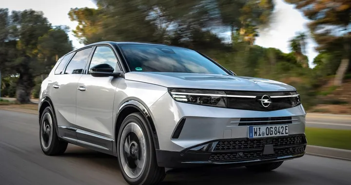 Opel Grandland Plug-in Hybrid, l'autonomia da record mette tutti d'accordo
