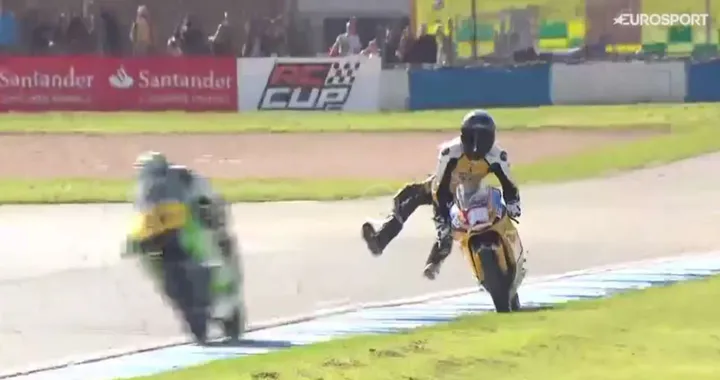 British Moto3, numero spettacolare di Victor Rodriguez [Video]