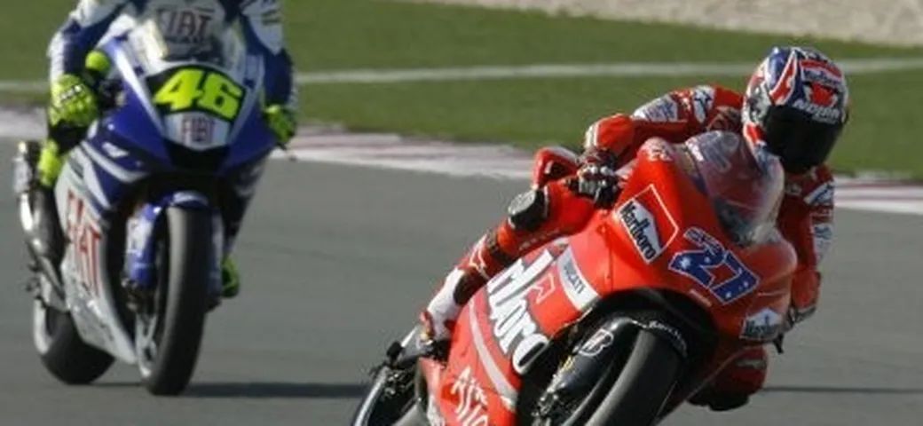 Assen FP2: Stoner alza l'asticella e vola. Rossi non molla.