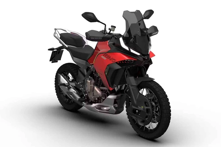 QJMotor Rino 900 ADV: tricilindrico da 900 cc che sfida la concorrenza