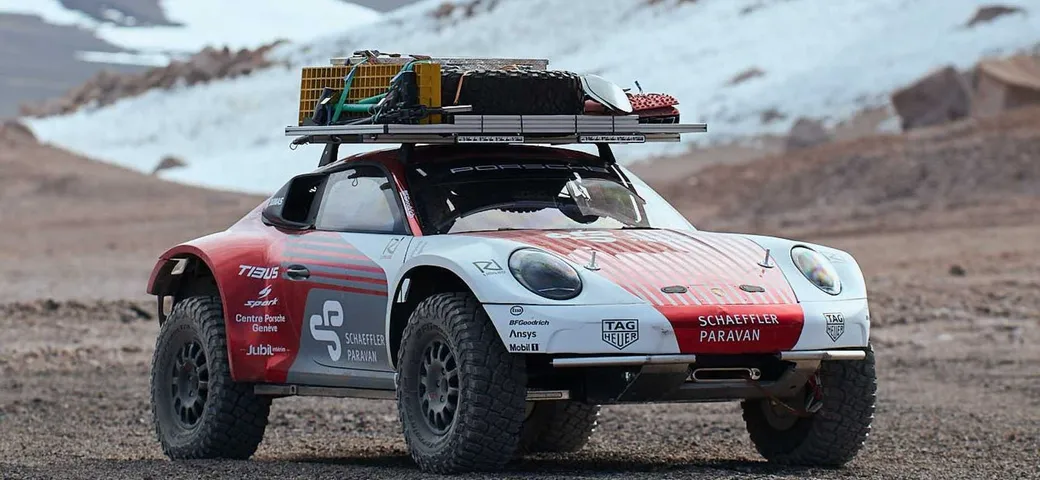 La Porsche 911 sfreccia sul vulcano Ojos