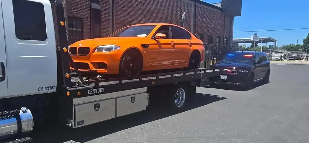 Scappa dalla polizia con BMW M5 arancione 'clownfish': riconosciuto e multato