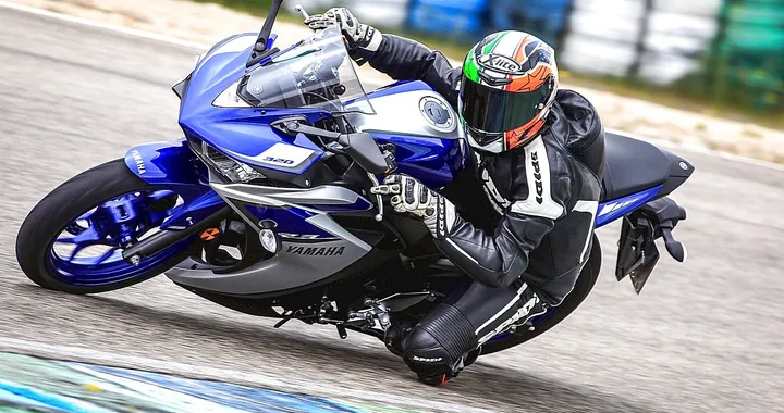 Lorenzo sulla Yamaha YZF-R3: "moto incredibile e molto maneggevole"