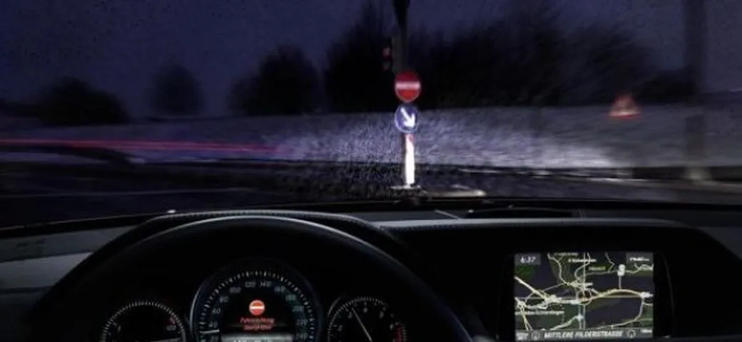 Mercedes Real Life Safety: debutta il sistema per prevenire i casi di guida in contromano