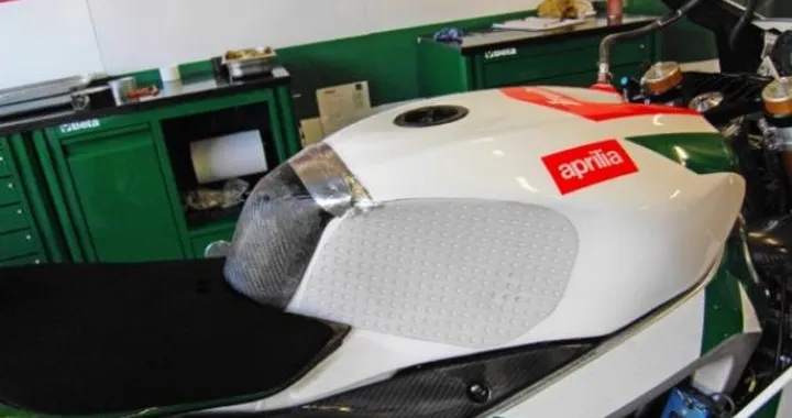 Nuove soluzioni sull'Aprilia RSV4 Factory di Max Biaggi