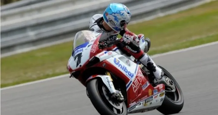 Checa e la Ducati sul podio più alto. Ma il "mattatore" è Rea (Honda). Haga (Aprilia) da applausi. Delude Melandri