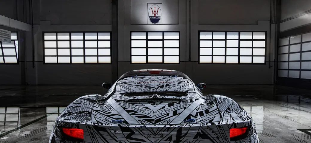 Maserati MC20: la livrea camuffata dedicata a Stirling Moss