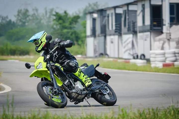 Kawasaki KLX300 XPL ABS: la piccola adventure dal look retrò