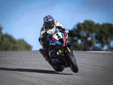 Razgatlioglu domina la Superpole Race SBK 2025 a Donington: Bulega e Lowes sul podio