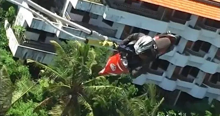 Bungee jumping con lo scooter [video]
