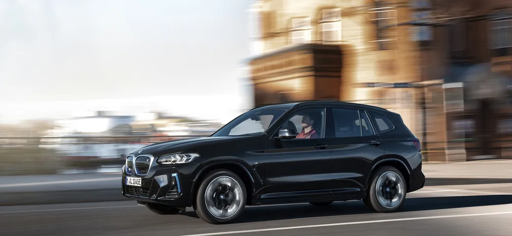 BMW iX3: ecco il restyling della SUV media elettrica