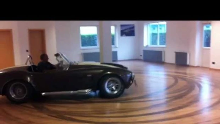 Video: Drift in casa con la Cobra