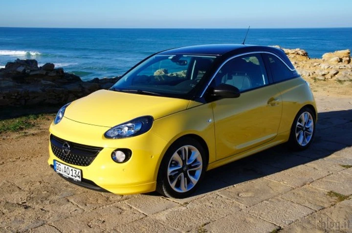 Opel Adam: introdotto il controllo vocale interattivo Siri
