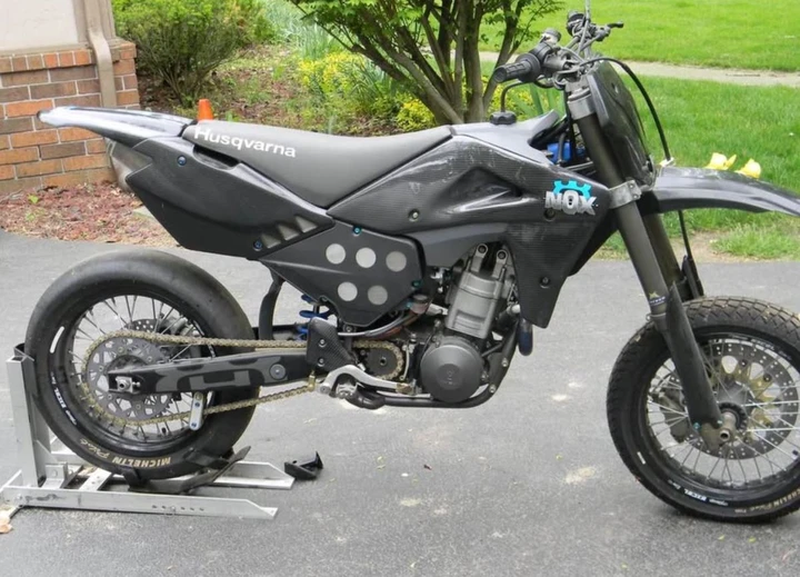 La Husqvarna NOX compie 20 anni: mito intramontabile delle due ruote