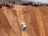 Invincibile Toyota Land Cruiser, scala una parete quasi verticale: il video