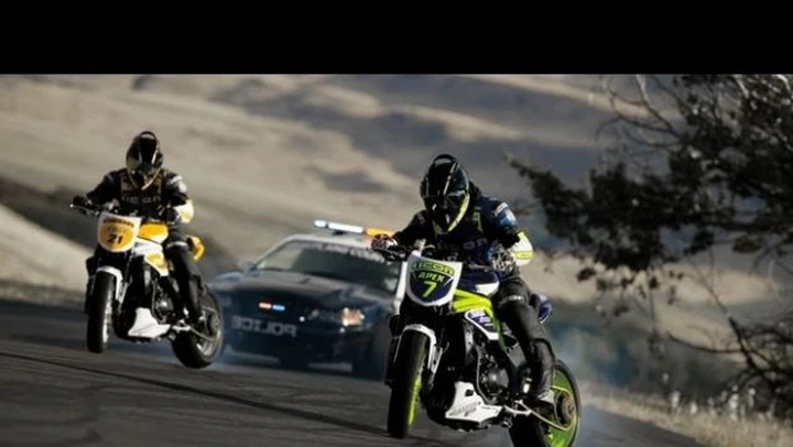Video: Drift Battle Moto contro Mustang