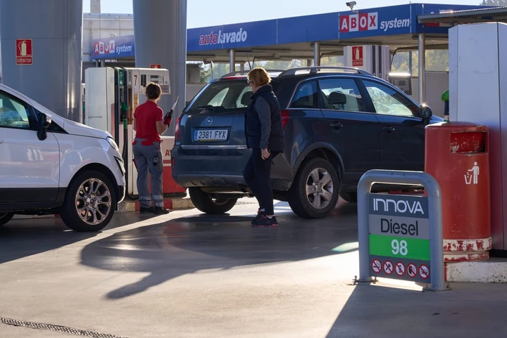 Gli sconti sui carburanti in Spagna attirano gli autisti stranieri: è caos