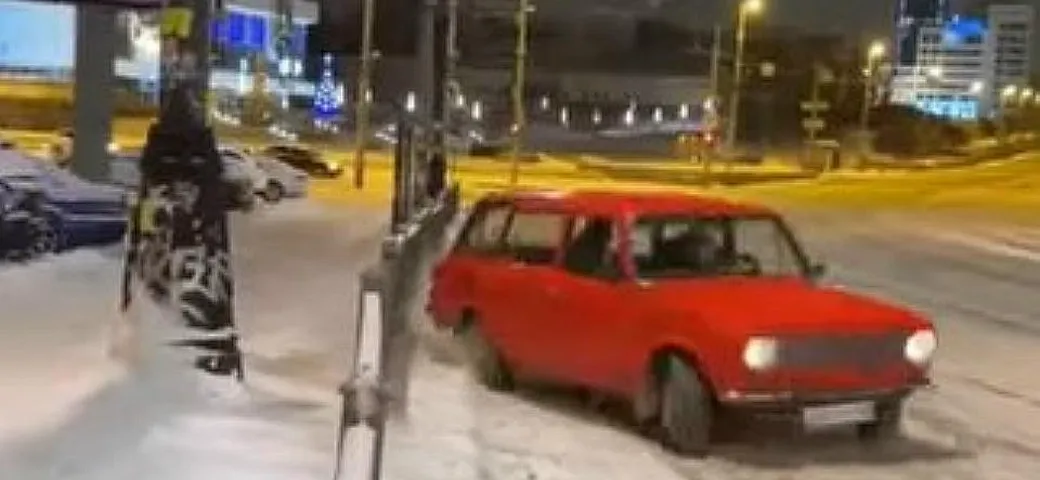 Drift millimetrico con la vecchia Lada sul ghiaccio [Video]