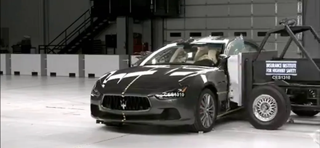 Maserati Ghibli crash test dellIIHS 2