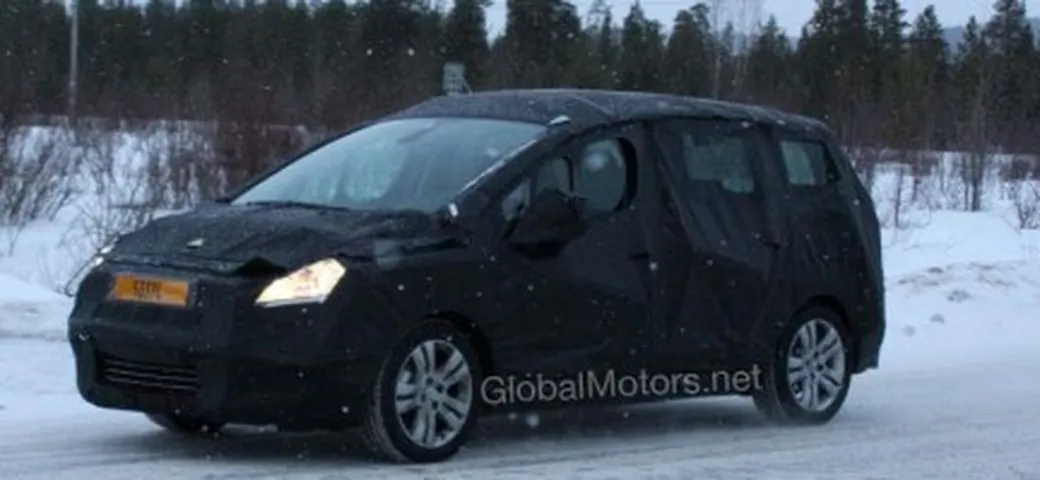 Peugeot 3008 sette posti: arrivano le primissime foto spia