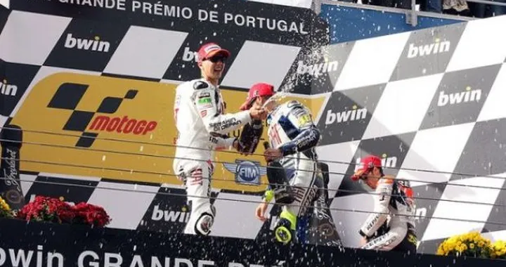 MotoGP: Estoril è Lorenzo's Land per la terza volta consecutiva. Rossi si inginocchia al potere spagnolo. Spettacolo Dovizioso-Simoncelli