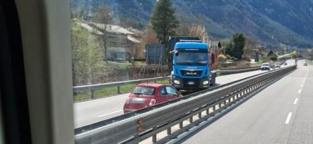 Camionista si mette di traverso e salva l'auto in contromano
