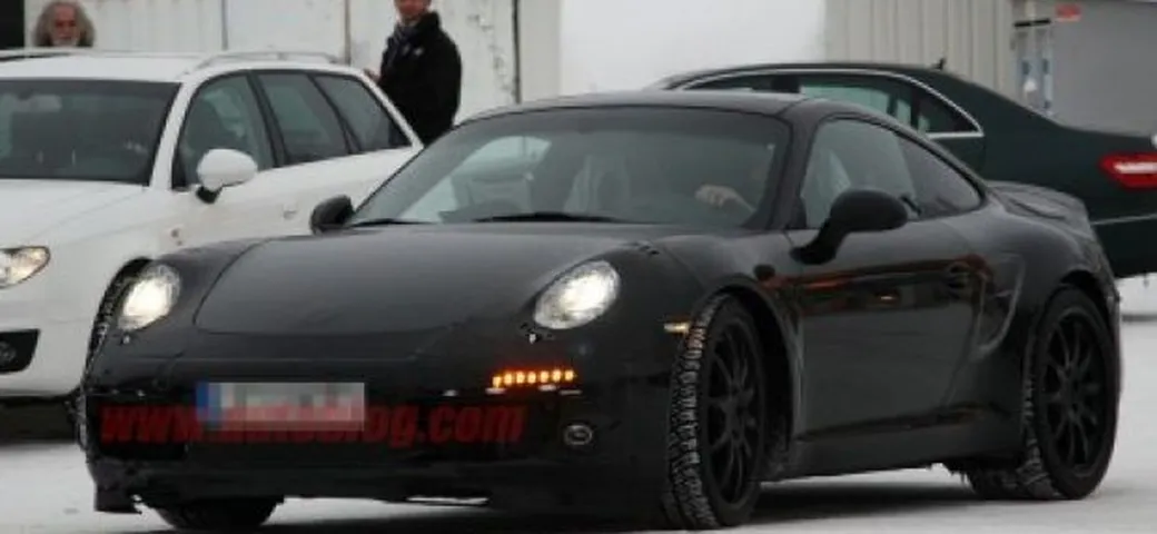 Nuova Porsche 911: la 998 con i fanali a LED semi-definiti