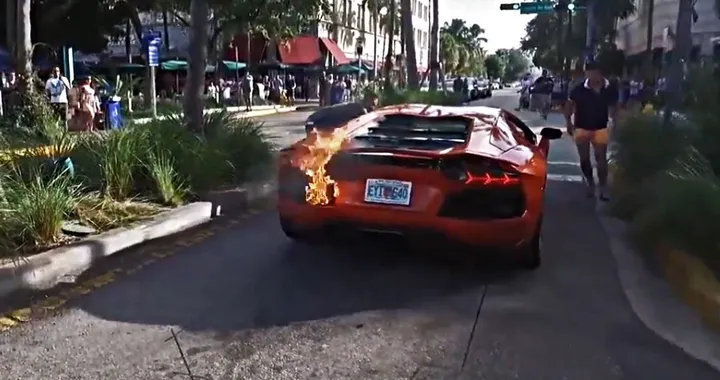 A fuoco una Lamborghini per le vie di Miami [Video]