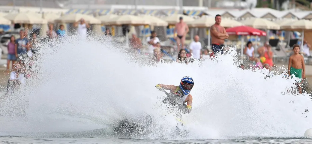 Sbarco in Normandy, boulevard. Come andare al mare con una moto d'acqua stradale