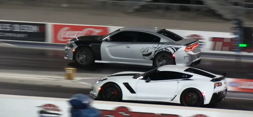 Dodge Charger R/T Scat Pack sfida la Corvette Z06: adrenalina pura [VIDEO]