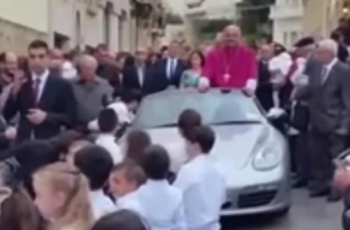 Arcivescovo su una Porsche trainata dai bambini a Malta [Video]