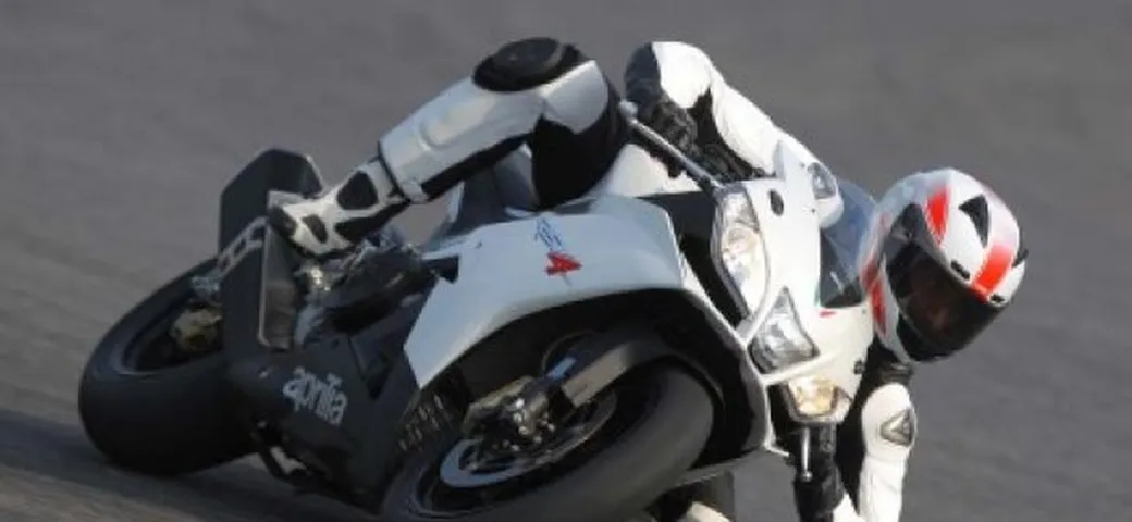 Aprilia RSV4: più potenza (186 CV) e traction control per il 2011?