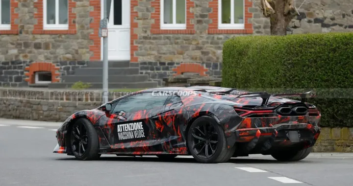 Lamborghini Revuelto SV, oltre 1.100 CV: prime foto spia