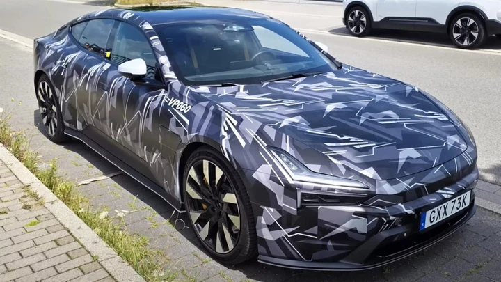 Polestar 5, in visita al Borussia Dortmund: la GT sfida Porsche Taycan