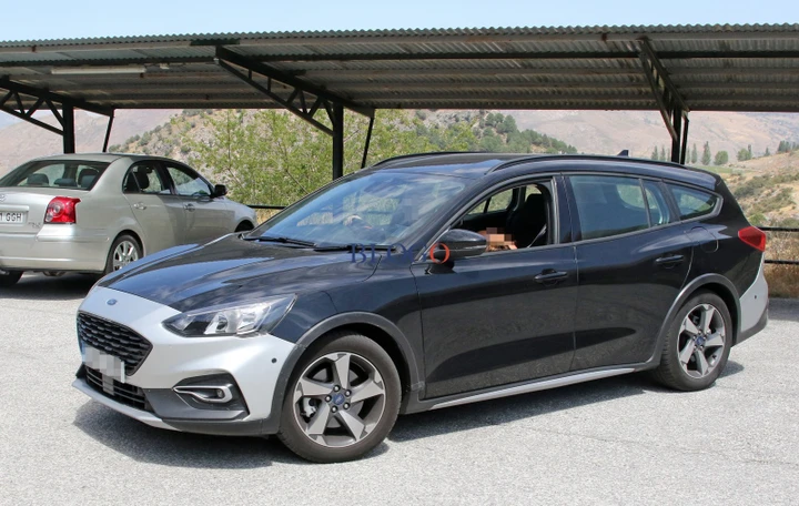 Ford Focus Active Wagon: foto spia su strada