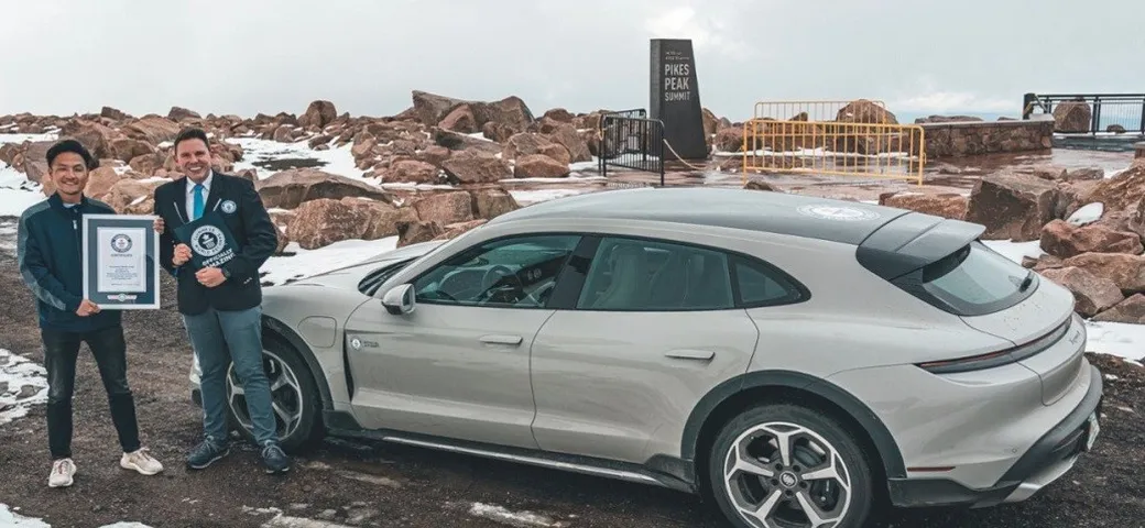 Porsche Taycan Cross Turismo: record mondiale per la coupé elettrica, ecco il video