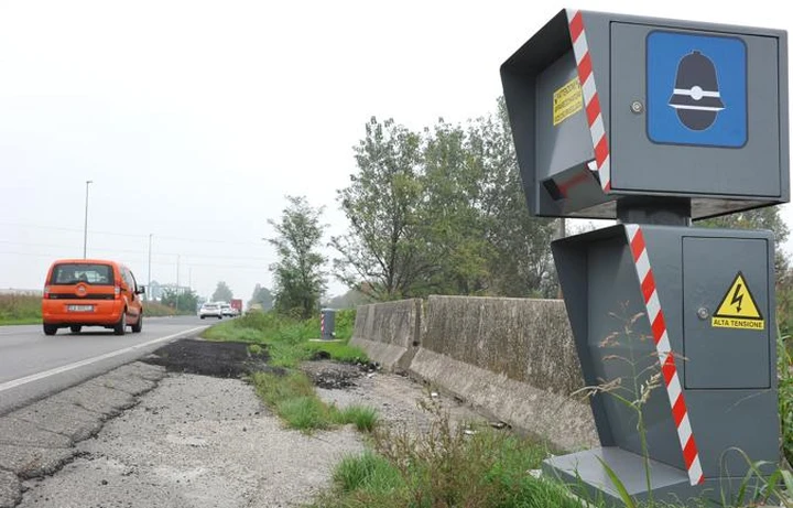 Nel milanese distrugge l'autovelox con una bomba