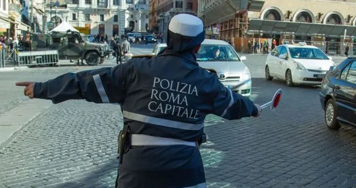 Duello con i Vigili, non si ferma all'alt e prende la via contromano