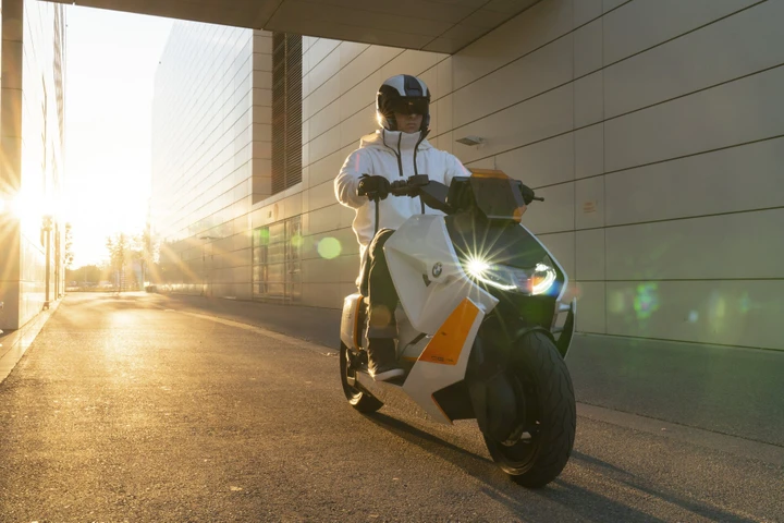 BMW svela Definition CE 04: l'elettrico che vuole rivoluzionare il segmento degli scooteroni