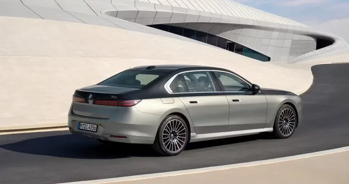 Nuova BMW Serie 7, la vernice non digerisce il lavaggio automatico