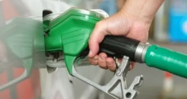 Benzina: 4 centesimi di aumento per affrontare l'emergenza immigrati. E venerdì si replica