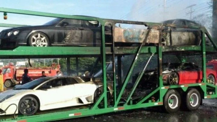 Va a fuoco una bisarca. Trasportava solo supercar!